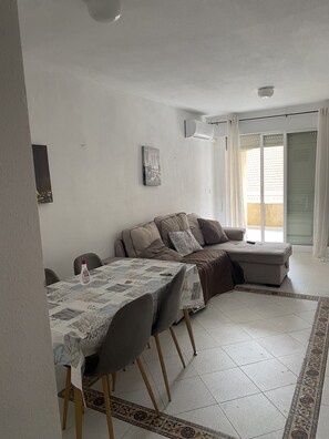 Téléviseur connecté, lecteur de DVD, livres