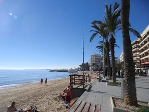 On the beach - Torrevieja: 5-minute walk from the port, apartment building (Torrevieja)