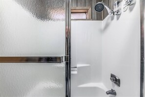 Sèche-cheveux, serviettes fournies, savon, papier toilette
