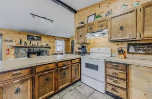 Private kitchen - Cozy 2-bedroom cabin in charming Upper Canyon Ruidoso with Central heat and air (Ruidoso)