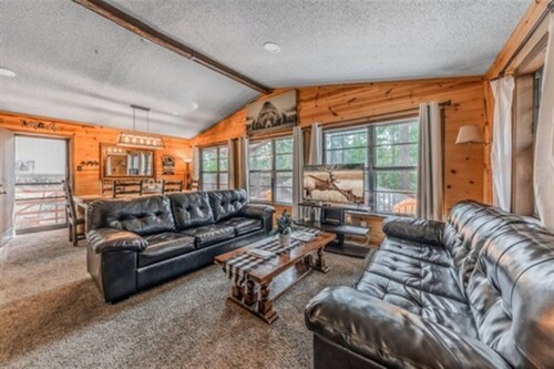 Cozy 2-bedroom cabin in charming Upper Canyon Ruidoso with Central heat and air