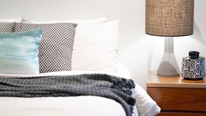 3 bedrooms, iron/ironing board, free WiFi, bed sheets - Beachfront 2 - Steps away from the prestine waters of Mollymook Beach (Mollymook)