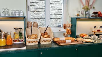 Daily buffet breakfast (EUR 17 per person)