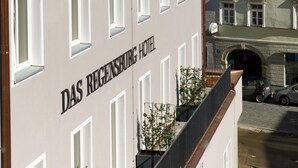 A building with the sign "Das Regentsburg Hotel" indicating a hotel. - Hotel Das Regensburg (Regensburg)