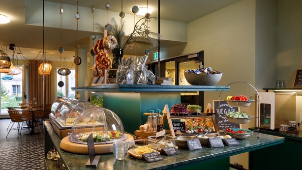 A buffet with various food items and a coffee station. - Hotel Das Regensburg (Regensburg)