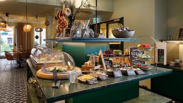 TĂ€gliches FrĂŒhstĂŒcksbuffet (17 EUR pro Person)