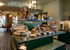 A buffet with various food items and a coffee station. - Hotel Das Regensburg (Regensburg)