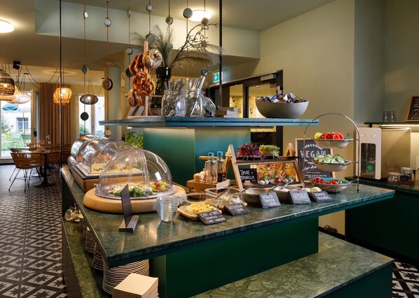 Petit déjeuner buffet (17 EUR par personne)