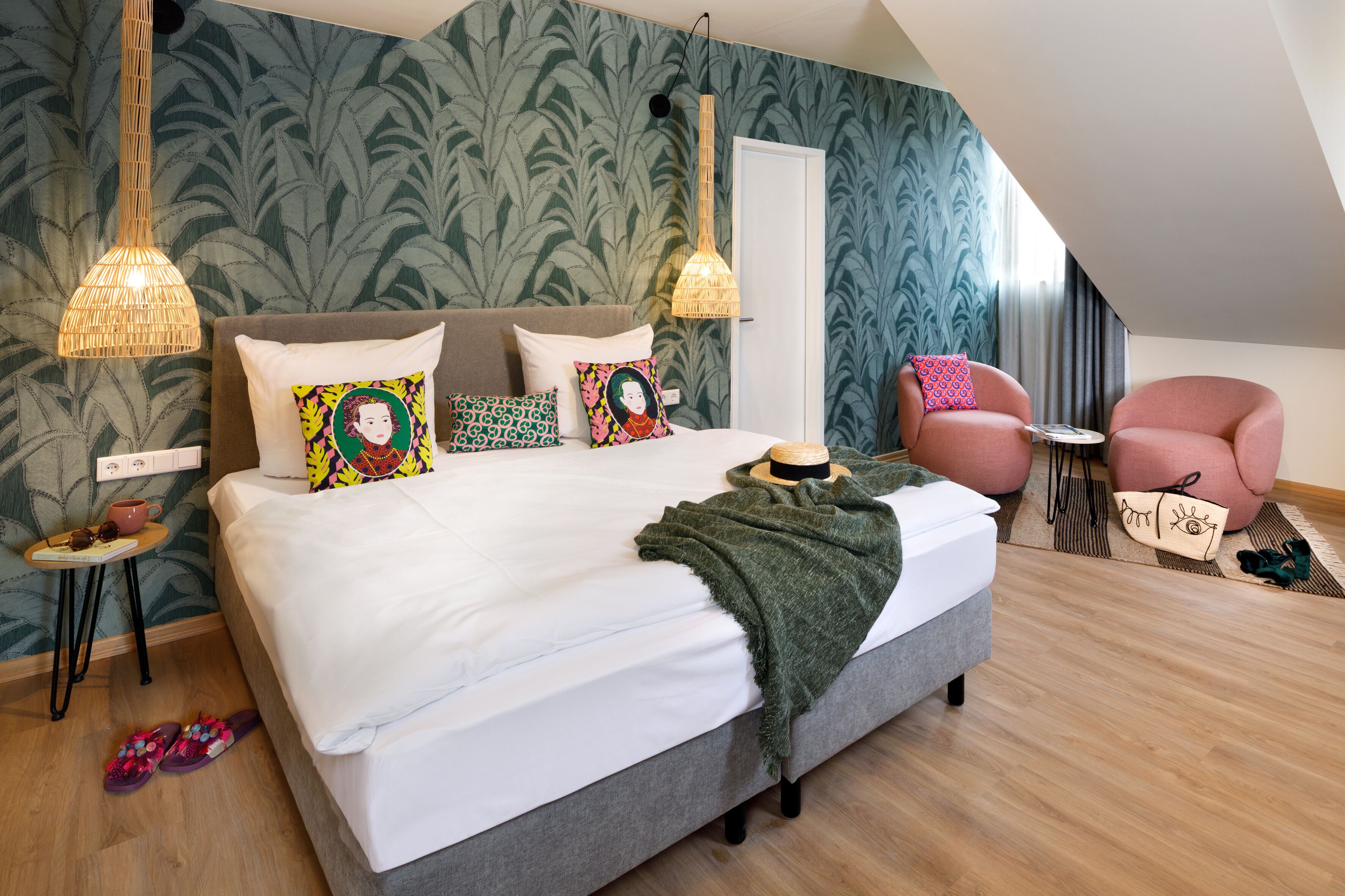 Quarto casal luxo | Roupas de cama antialérgicas, cofres nos quartos, escrivaninha