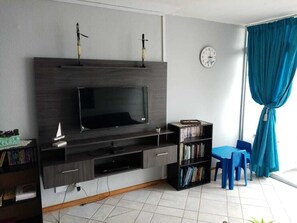 2 bedrooms, desk, iron/ironing board, bed sheets