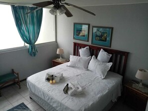 2 habitaciones, escritorio y tabla de planchar con plancha