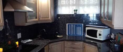 ثلاجة، ميكروويف، فرن، موقد طهي مسطح