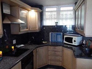 Refrigerador, microondas, horno, placa de cocina