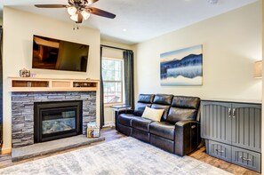 Hus | Vardagsrum | 46-tums smart-tv med satellitkanaler, tv och eldstad