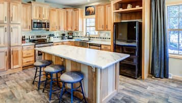 Talo | Yksityinen keittiö | Täysikokoinen jääkaappi, mikroaaltouuni, uuni, liesi