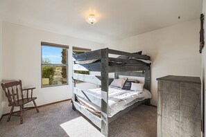 3 makuuhuonetta, työpöytä, silitysrauta/-lauta, ilmainen Wi-Fi