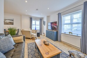 Smart TV, streaming services - The Ellington Court Apartment - Stunning, Chic, Two Bed Accommodation (Torquay)
