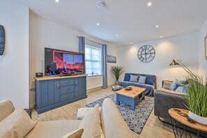 Smart TV, streaming services - The Ellington Court Apartment - Stunning, Chic, Two Bed Accommodation (Torquay)