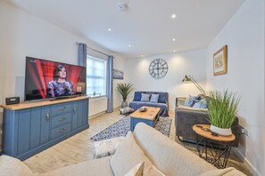 Smart TV, streaming services - The Ellington Court Apartment - Stunning, Chic, Two Bed Accommodation (Torquay)