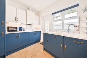 Fridge, microwave, oven, stovetop - The Ellington Court Apartment - Stunning, Chic, Two Bed Accommodation (Torquay)