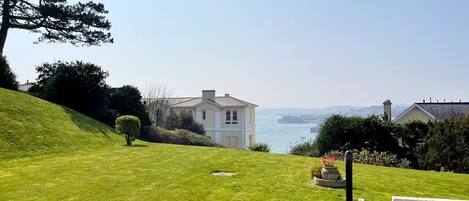 المنطقة المحيطة بالمنشأة