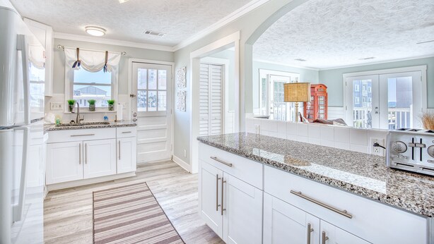 Coffee/tea maker, fridge, microwave, oven - O-Sea-D | Second-row | Private Heated Pool (North Myrtle Beach)