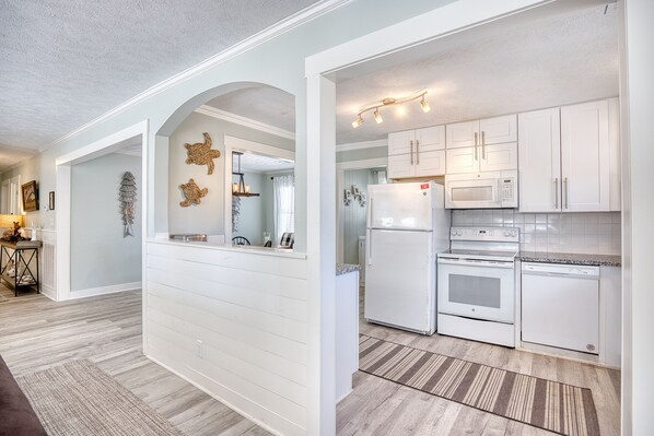 Fridge, microwave, oven, stovetop - O-Sea-D | Second-row | Private Heated Pool (North Myrtle Beach)