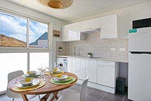 Kjøleskap, mikrobølgeovn, kaffetrakter/tekoker og vannkoker