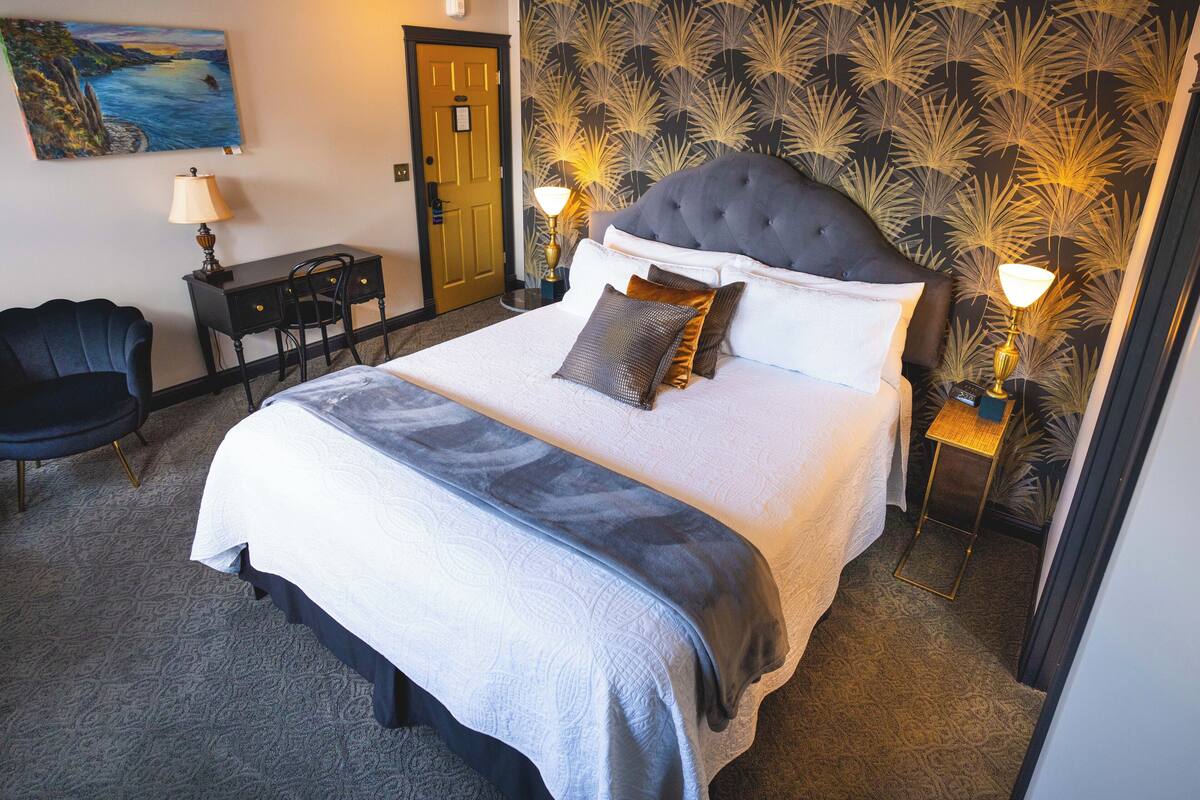 Room 11 | Premium bedding, pillowtop beds, WiFi (free), bed sheets