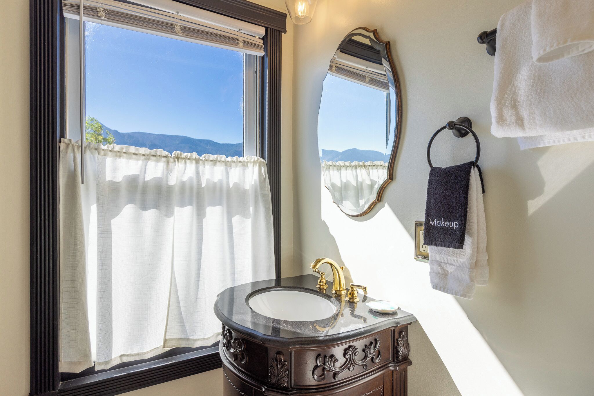 room 9 | bathroom | towels