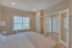 5 bedrooms, desk, iron/ironing board, travel crib
