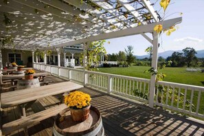 Outdoor dining - Ski Wintergreen • 5Bed, Wineries, Breweries & Golf (Nellysford)