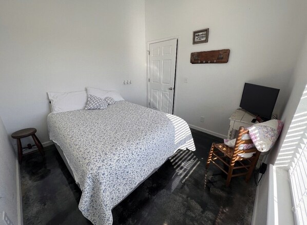 5 bedrooms, iron/ironing board, free WiFi, bed sheets