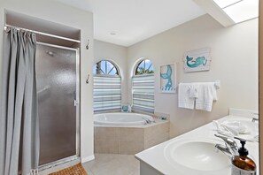 Combined shower/bathtub, towels - Villa Avery - Fenced modern home w/electric-heated pool; Great for families & pets! - SWFL Rentals (Cape Coral)