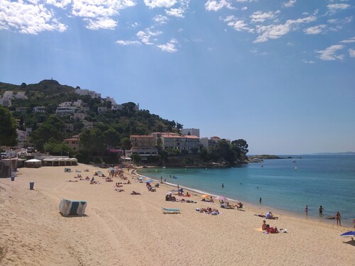Villa with sea view 150 m from the beach, privileged location