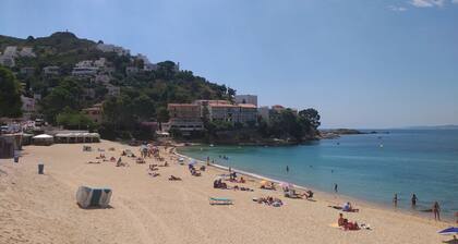 Villa with sea view 150 m from the beach, privileged location