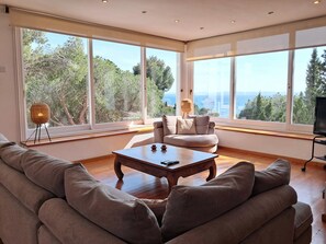 TV, fireplace - Villa with sea view 150 m from the beach, privileged location (Roses)