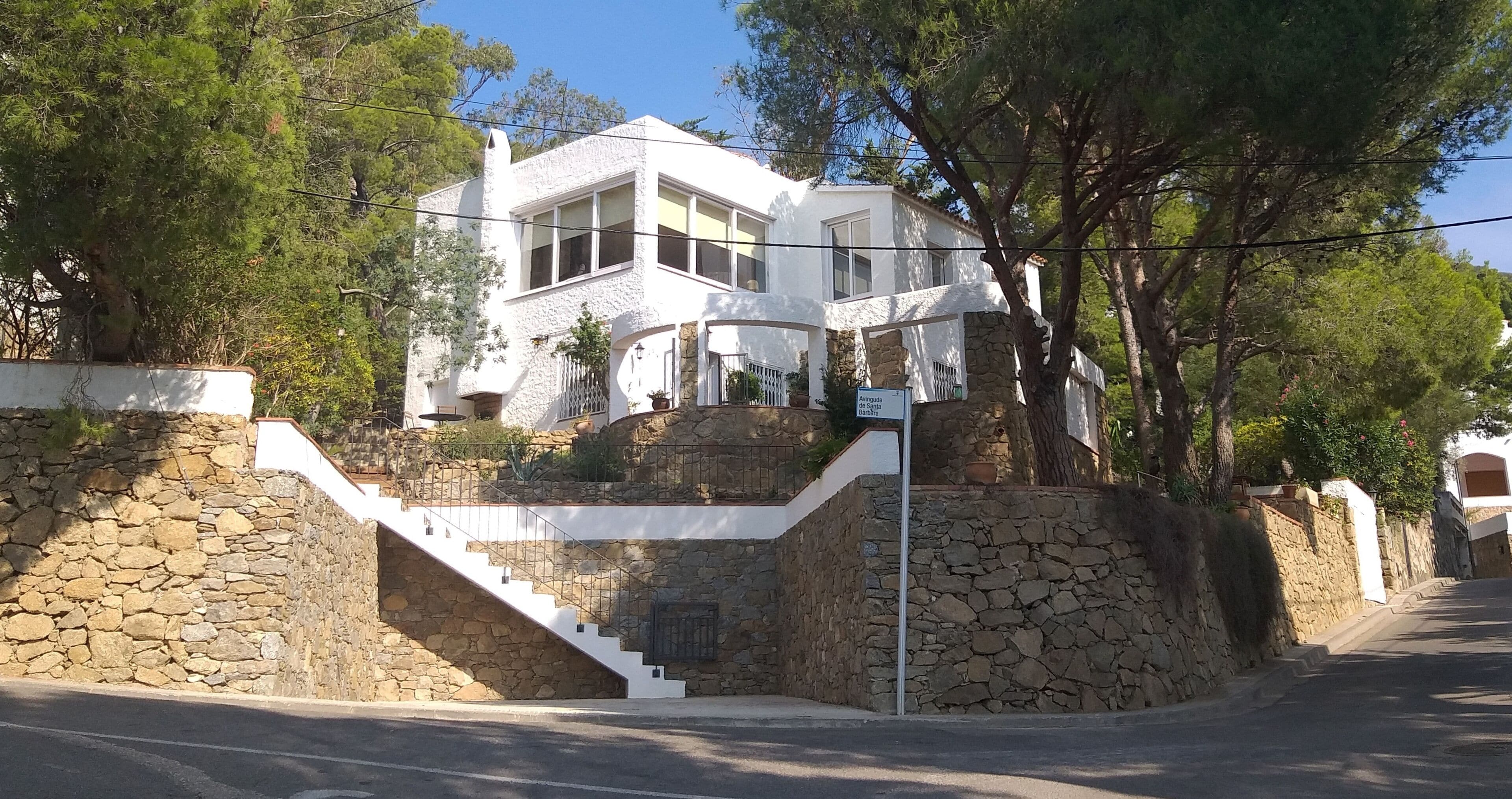 Villa with sea view 150 m from the beach, privileged location
