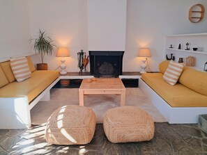 TV, fireplace