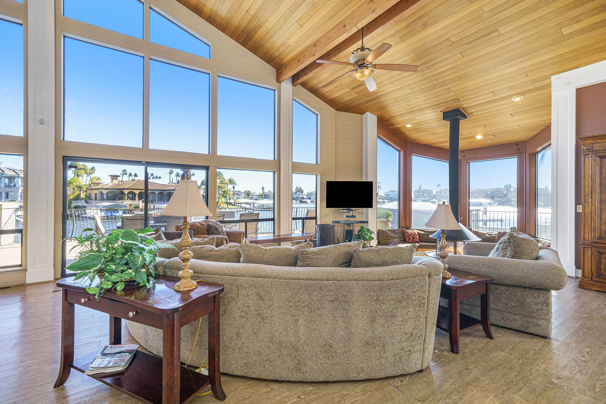 The Discovery Bay Resort Home- 1 min to Fast Water, Pool, New Dock