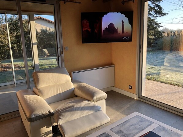 Televisión, chimenea, tenis de mesa y libros 