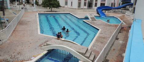 Una piscina al aire libre