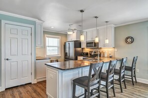 Fridge, microwave, oven, stovetop - Beachfront Corner Townhome with Amazing Gulf Views |Pet Friendly |Water Front (Port St Joe)