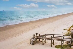 Sulla spiaggia, lettini da mare, teli da spiaggia