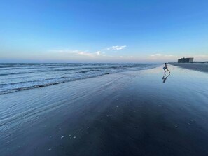 Sulla spiaggia, lettini da mare, teli da spiaggia