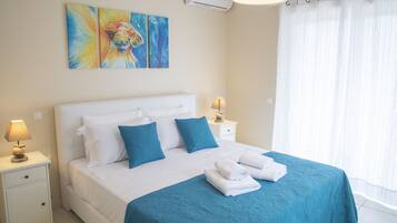 3 bedrooms, desk, iron/ironing board, travel crib