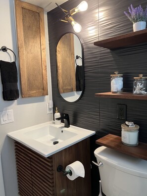 Combined shower/bathtub, hair dryer, towels, soap