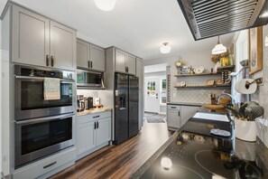 Frigorífico, microondas, horno y placa de cocina