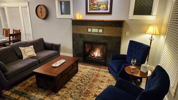 Una Smart TV, una chimenea, videojuegos, un reproductor de DVD