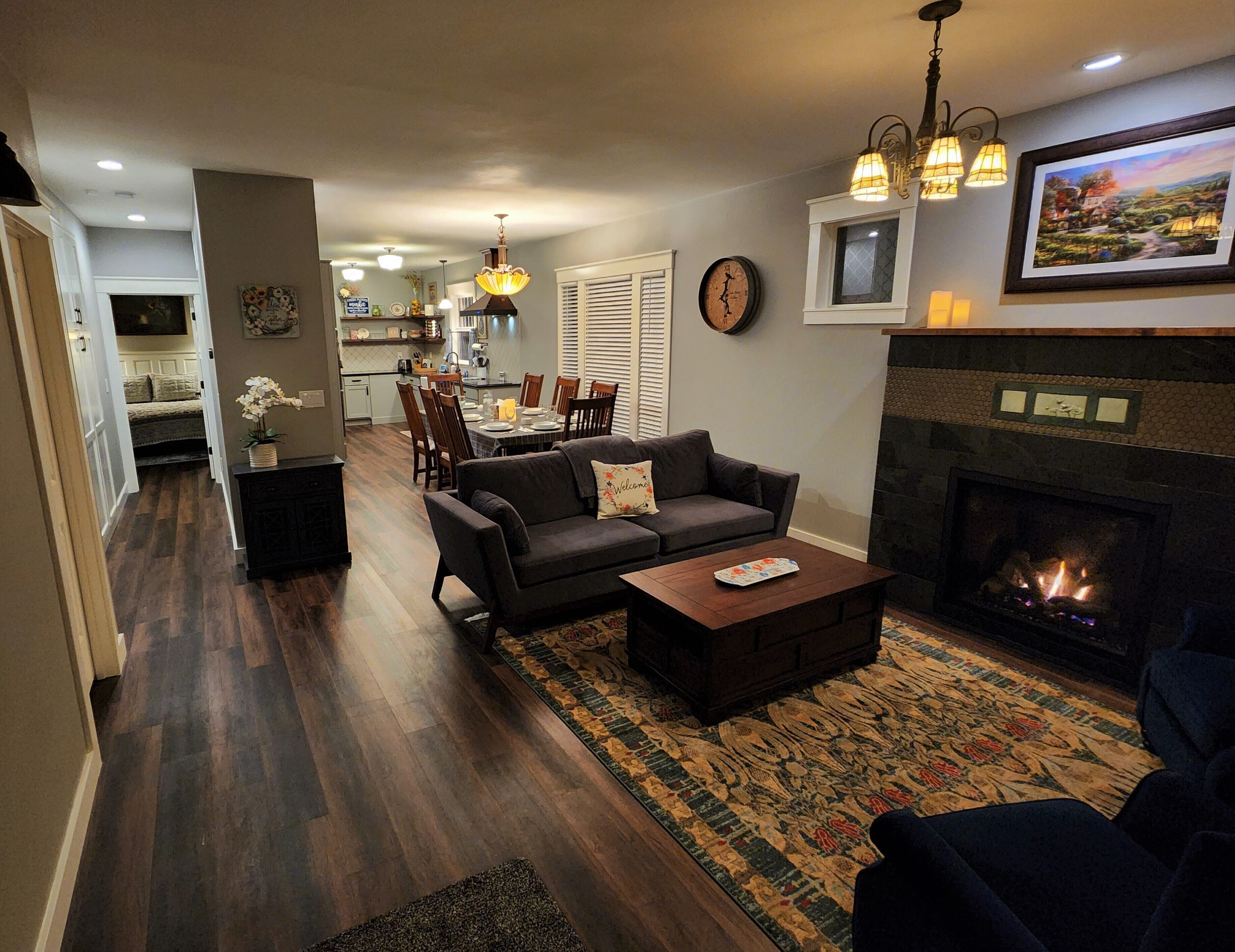 智能電視、壁爐、電子遊戲、DVD 播放機